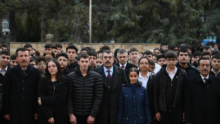 Depremde hayatını kaybedenler için okullarda saygı duruşu