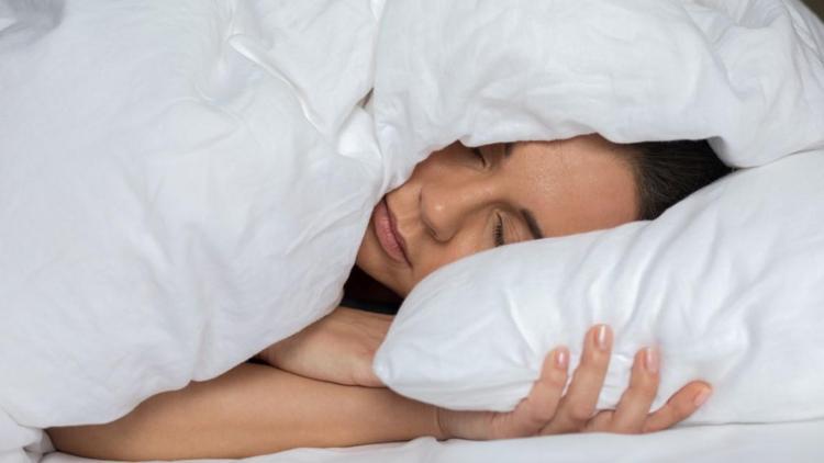 Şimdi de ağırlıklı battaniyeler ile uyumak popüler oldu... Gerçekten işe yarıyor mu? Uyku kalitesini ve süresini artırıyor mu?