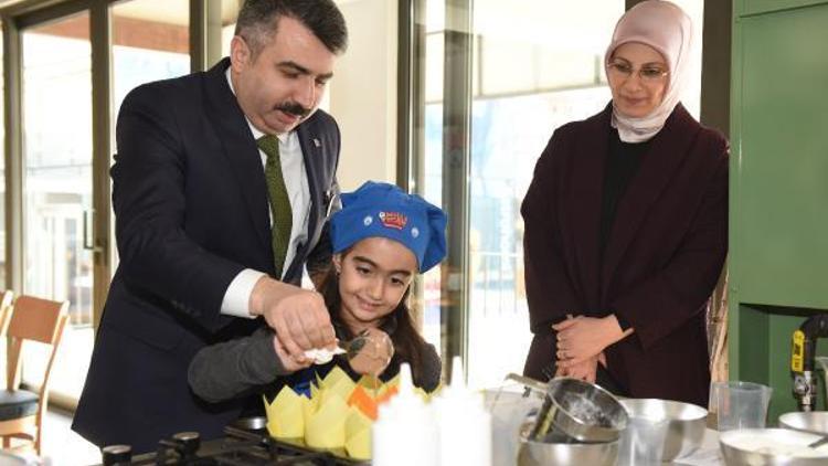 Yıldırım Belediye Başkanı Yılmaz, öğrencilerle birlikte tatlı yaptı