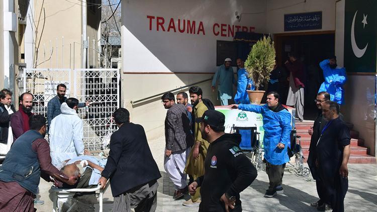Pakistan seçim öncesi karıştı  2 ayrı bombalı saldırı: 25 ölü