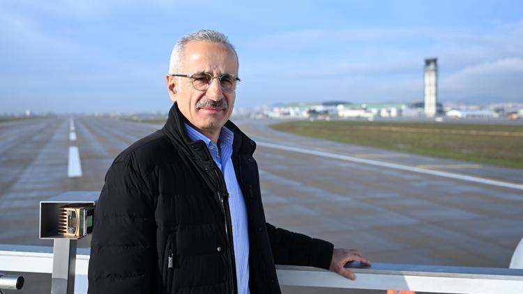 Hava yolu yolcu trafiğinde rekor artış... Ulaştırma Bakanı Abdulkadir Uraloğlu Ocak ayı verilerini açıkladı