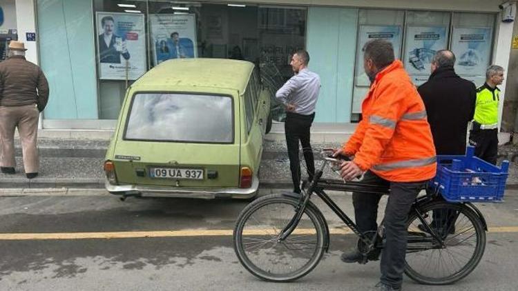 Otomobiliyle taşınacağı için kapalı olan banka şubesine daldı