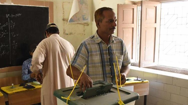 Mobil hizmetler kesildi, Pakistanda gergin seçim