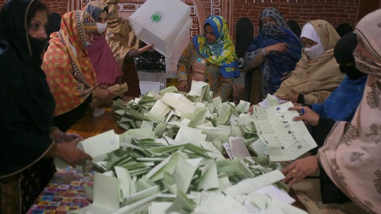 Oy verme işlemi sona erdi Pakistanda heyecanlı bekleyiş...