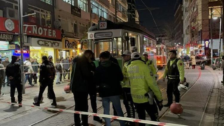 Kadıköyde kahreden olay Torununu kurtaran kadın tramvayın altında kaldı