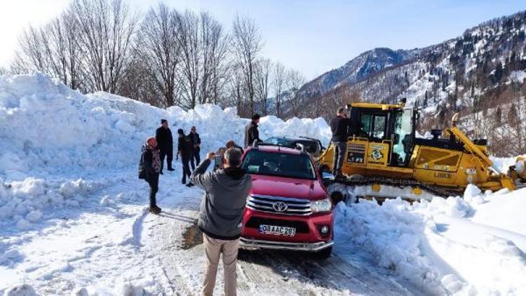 Cenaze defni için yol açan dozer karda battı