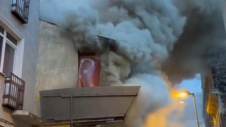 Ortaköy’de korkutan yangın: 2 katlı ahşap metruk bina alev alev yandı