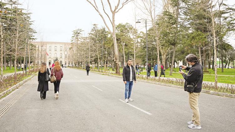 Fotoğraflar tartışma yarattı... İstanbul Üniversitesi kapılarını açtı