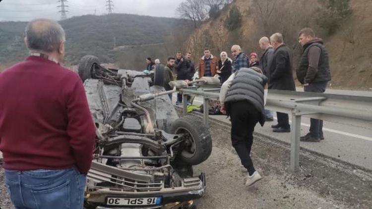 Bursada, kontrolden çıkan otomobil bariyerlere çarpıp takla attı; 2 yaralı