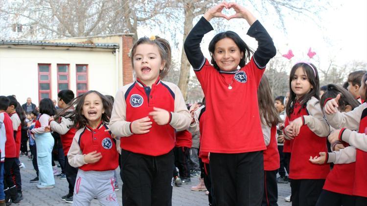 Bu okulda öğrenciler derslerine oynayarak giriyorlar