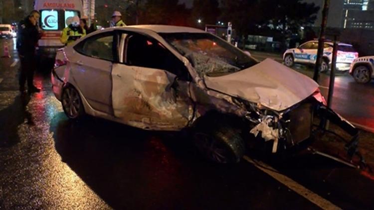 Ataşehirde kaza: Otomobil ile panelvan çarpıştı