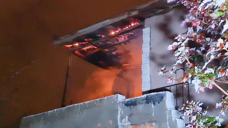 Kırıkkalede müstakil evin çatısı alev alev yandı