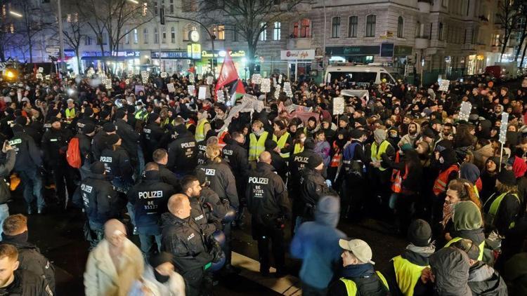 Berlin’deki Hanau anmalarında polisle göstericiler arasında arbade yaşandı
