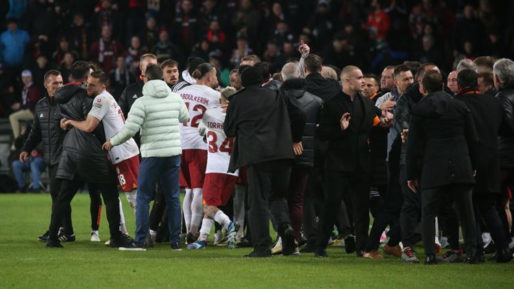 Sparta Prag-Galatasaray maçı sonrası olay Oyuncular arasında gerginlik, Okan Buruk kırmızı gördü