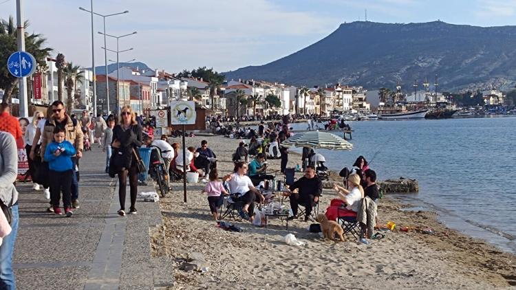 İzmirde güneşi gören Foçaya koştu