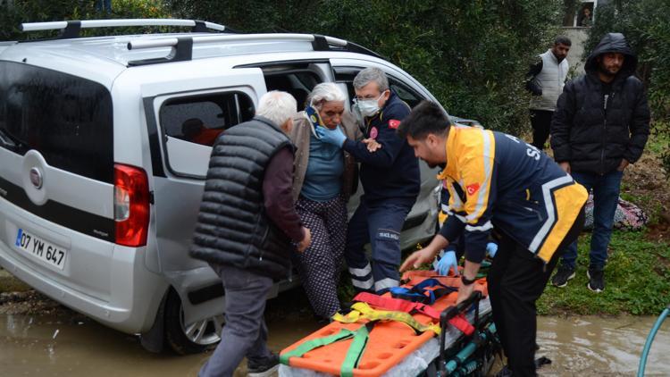 Kaza yapan araçta sıkışanları itfaiye kurtardı