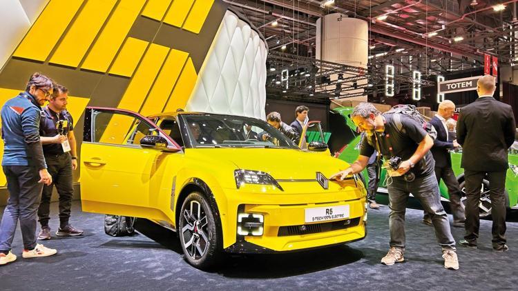 Fuardaki tek Avrupalı Renault, Çinlilerin tam karşısında ‘uygun fiyatlı elektrikli’ tanıttı... Çin akınına karşı Fransız ‘5’lisi