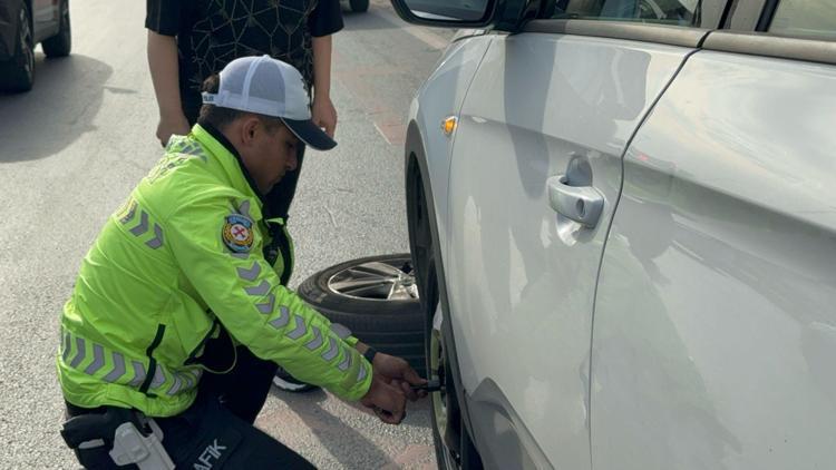 Bahçelievler’de lastiği patlayan sürücünün yardımına trafik polisleri koştu