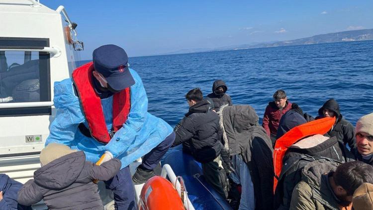 Yunanistanın geri ittiği lastik bottaki 17si çocuk 40 göçmen kurtarıldı