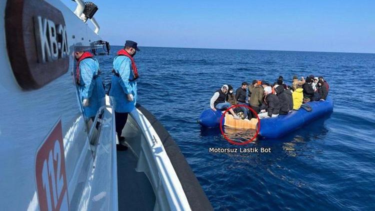 Çanakkalede lastik bottaki 17si çocuk 40 kaçak göçmen kurtarıldı