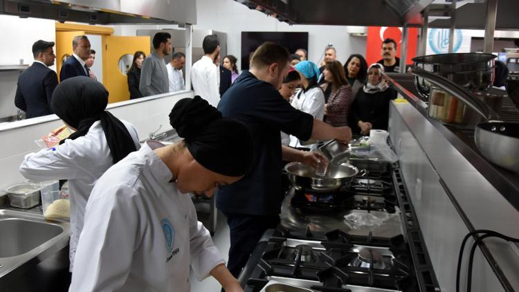 Gastronomi Şefi Yunus Emre Akkor, Bitliste öğrencilerle yemek yaptı