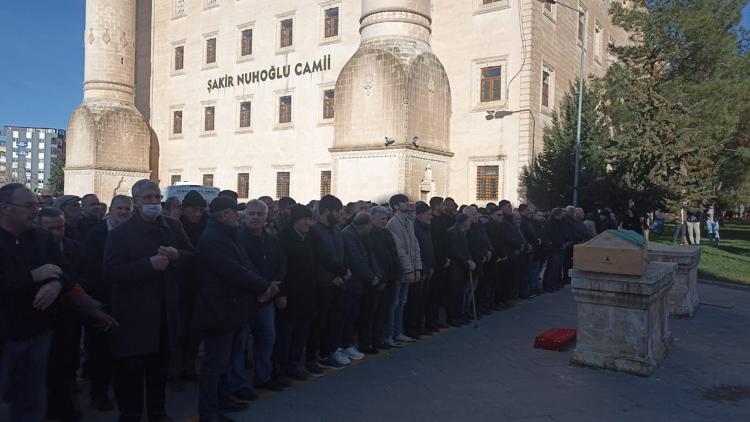 Sahada kalp krizi geçirerek hayatını kaybeden eski futbolcu, toprağa verildi