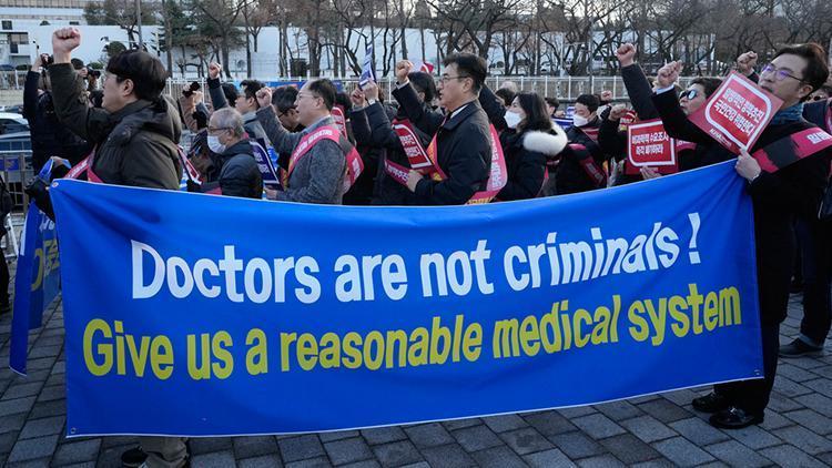 Doktorların grevi Güney Koreyi karıştırdı Ambulansta hayatını kaybeden hasta için soruşturma