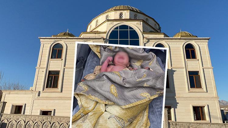 Vicdanları sızlatan olay: Cami avlusuna bırakılan bebek yaşam mücadelesi veriyor