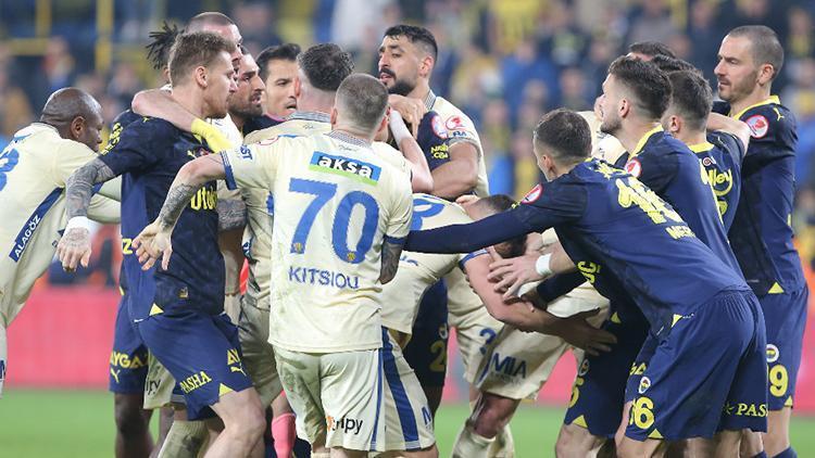 MKE Ankaragücü - Fenerbahçe maçında gerilim Mert Hakan ve Kazımcan Karataş tartıştı