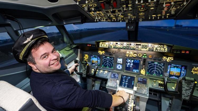 130 bin sterlin harcadı Gerçeği aratmayan Boeing 737 simülatörü