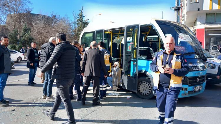 Diyarbakırda 2 minibüs kafa kafaya çarpıştı: 3ü ağır, 8 yaralı