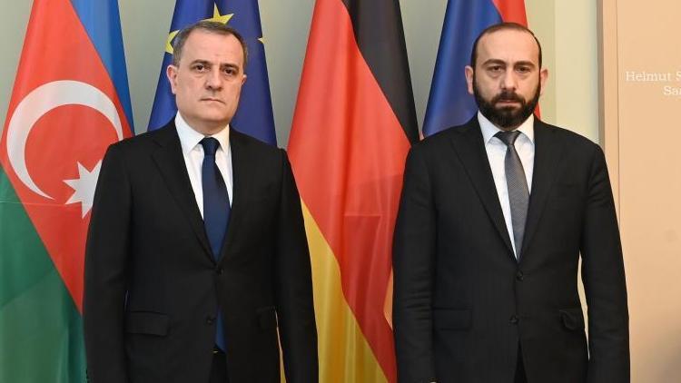 Berlinde kritik zirve Azerbaycan ve Ermenistan Dışişleri Bakanları müzakere masasında