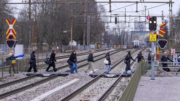 İsveçte feci kaza Yük treni yayalara çarptı