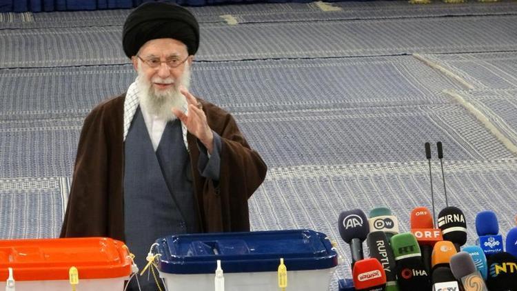 İranda seçim günü Oy verme işlemi uzatıldı