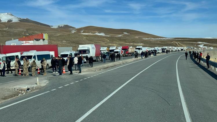 Çığ sonrası Van- Hakkari kara yolunda kontrollü patlatma yapıldı