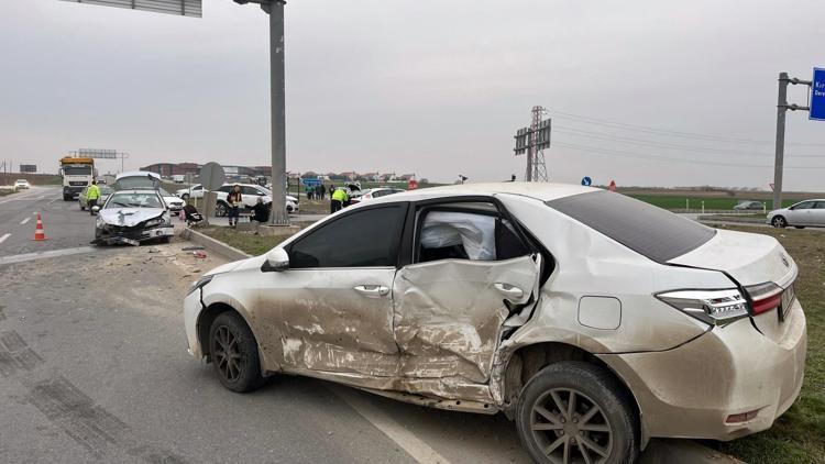 Edirnede iki otomobil çarpıştı: 1i çocuk 5 yaralı