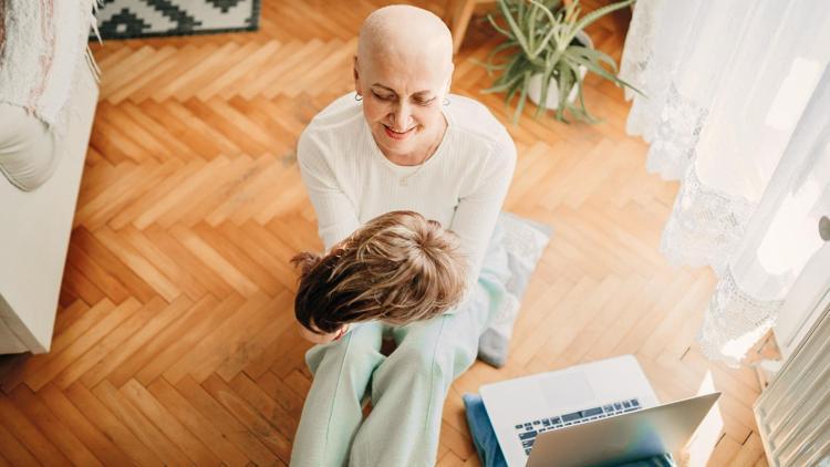 Kanser tedavisi gören kadınlar için sırma saçlar peruk olsun