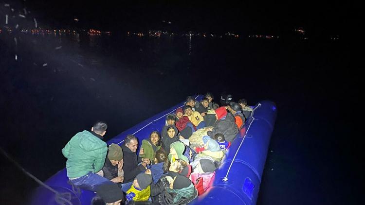 Çanakkale açıklarında 14ü çocuk, 31 kaçak göçmen yakalandı