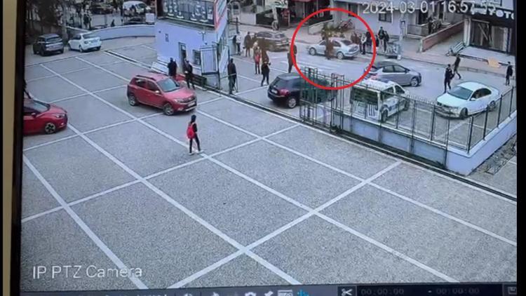 Ehliyetsiz sürücünün aracının peşinden koşan polisin düşüp yaralandığı olay kamerada