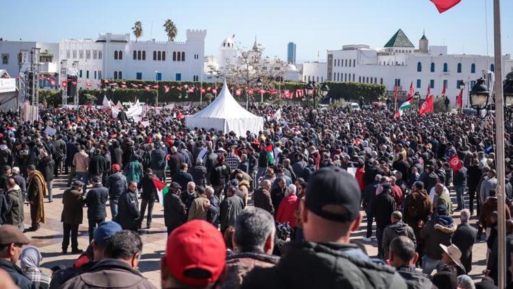 Tunus’ta binlerce kişi  sokağa döküldü