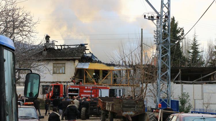 Amasya’da çıkan yangında 2 katlı ev kullanılamaz hale geldi