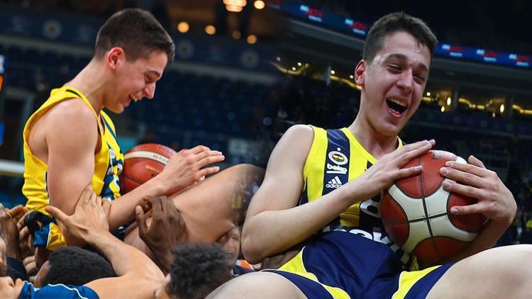 16 yaşındaki Ömer Ege Ziyaettin, Fenerbahçe-Tofaş maçında tarihe geçti İlk sayıları, Obradovic ile fotoğrafı...