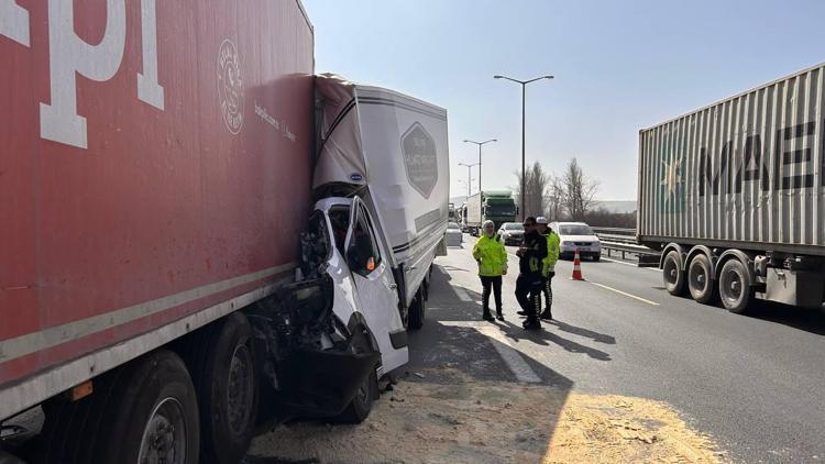 Çatalcada TIRa çarpan kamyonet hurdaya döndü