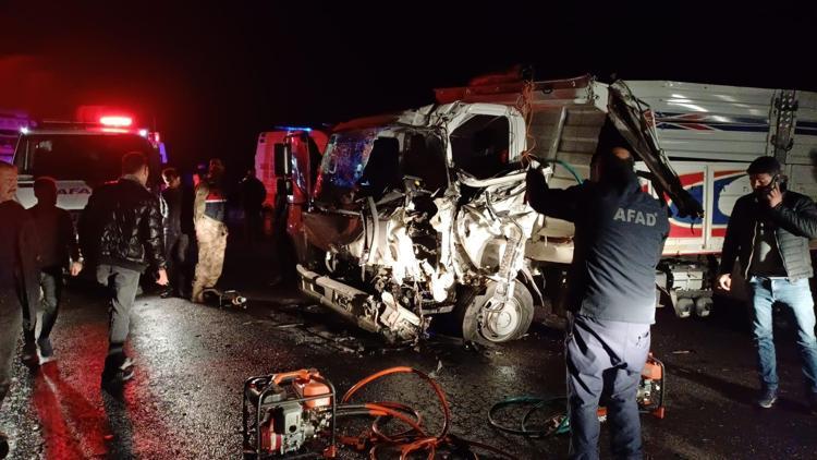 Kilis’te, TIR ile kamyonet çarpıştı: 3 yaralı