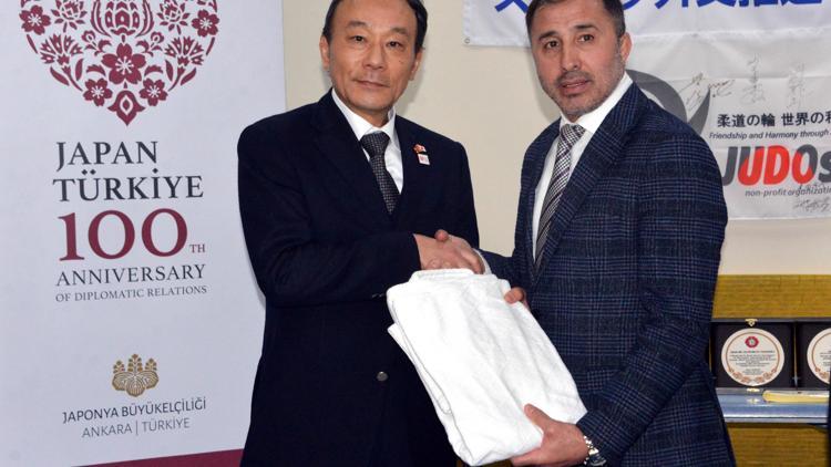 Japonyanın Ankara Büyükelçisi Takahikodan depremzede sporculara judo elbisesi