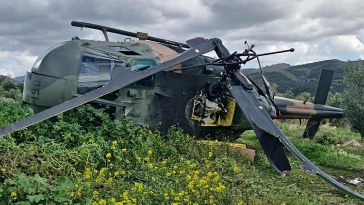 İzmirde zorunlu iniş yapan askeri helikopterin gövdesi de olay yerinden kaldırıldı