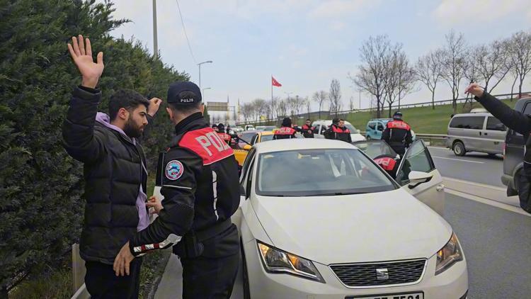 Esenlerde üzerinde uyuşturucu madde bulunan bir kişi gözaltına alındı