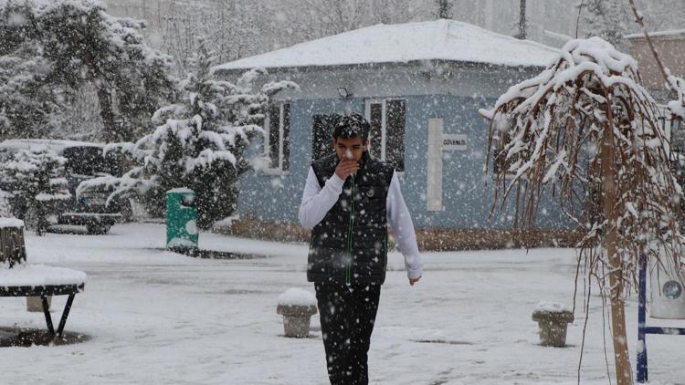 Vanda kardan kapanan 179 yerleşim yerinin yolu ulaşıma açıldı