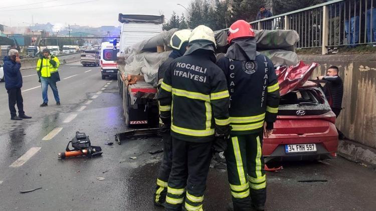 Emniyet şeridinde duran TIRa çarpıp yanan otomobilin sürücüsü öldü