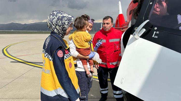 2 yaşındaki Kumsal, ambulans helikopterle sevk edildi